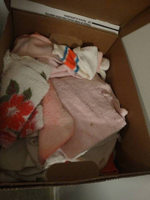 lot 5452 image: Large lot of bathroom towels.