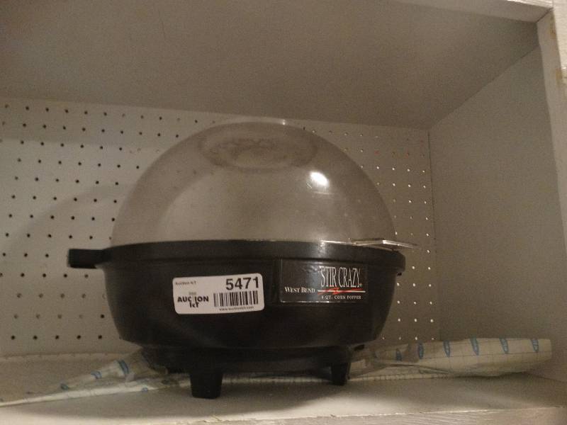 lot 5471 image: West bend Stir crazy corn popper 6 Qt.