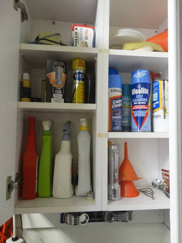 lot 5478 image: Contents in cabinet.