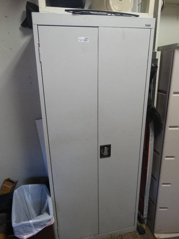 lot 5483 image: Sandusky metal locking cabinet with key.