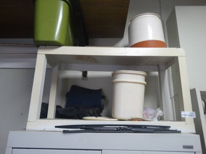 lot 5485 image: Plastic shelf with contents.