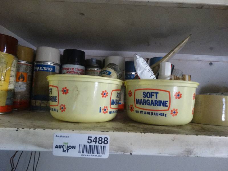 lot 5488 image: Contents in shelf.