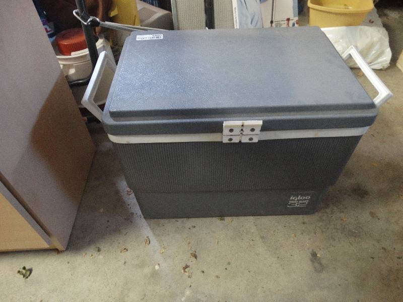 lot 5501 image: Igloo cooler made 32.