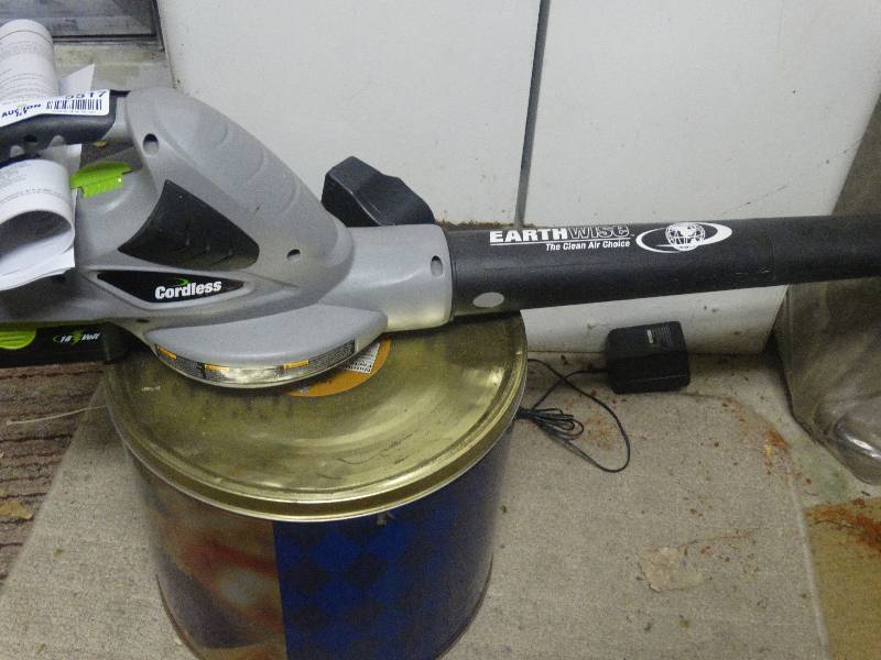 lot 5517 image: Cordless Earthwise 18 volt blower.
