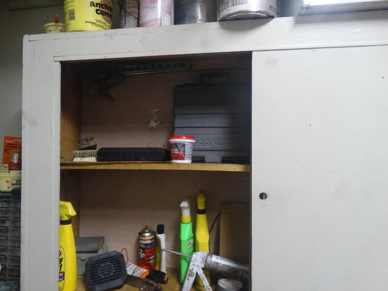lot 5519 image: Contents of cabinet.