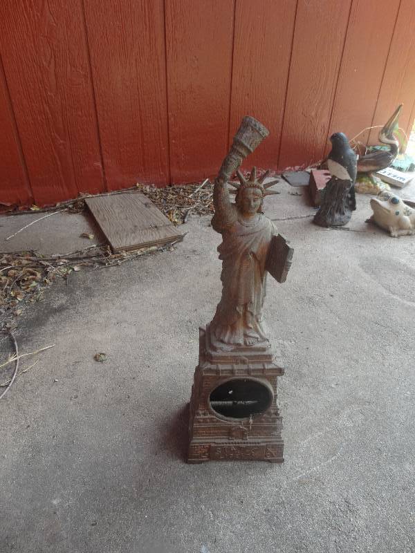 lot 5538 image: Metal yard decor of the statue of liberty.