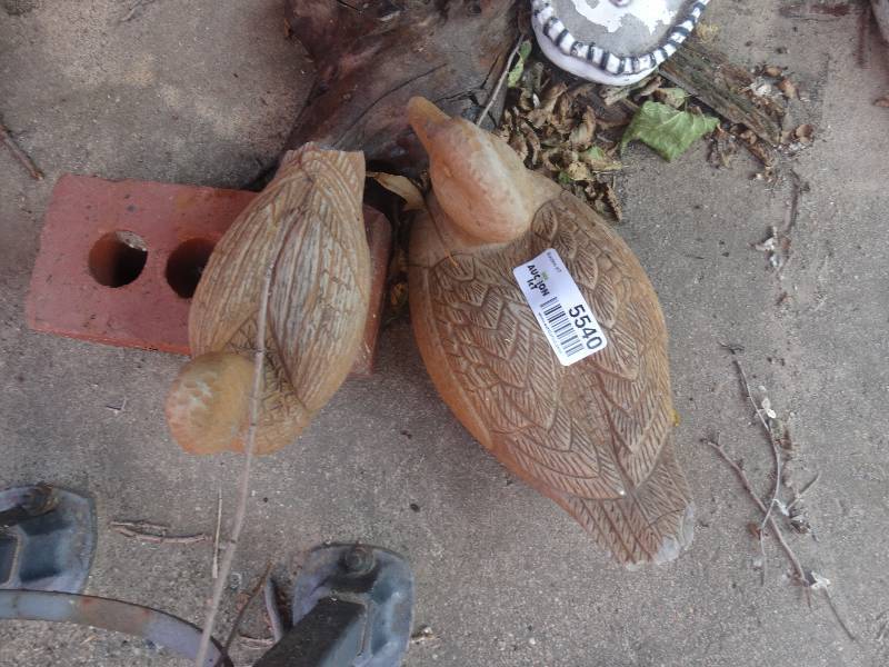 lot 5540 image: Yard decor.