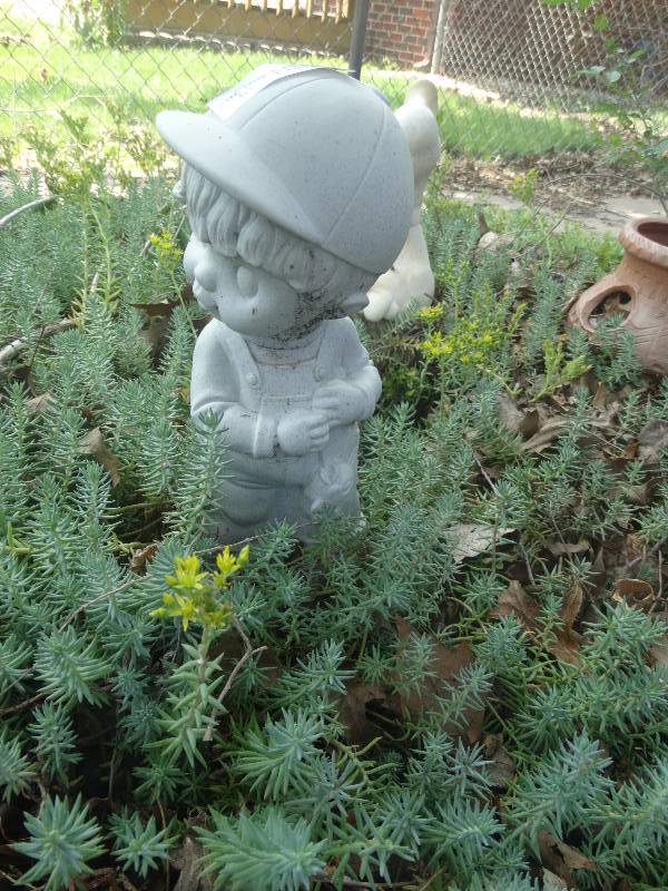 lot 5543 image: Yard decor.