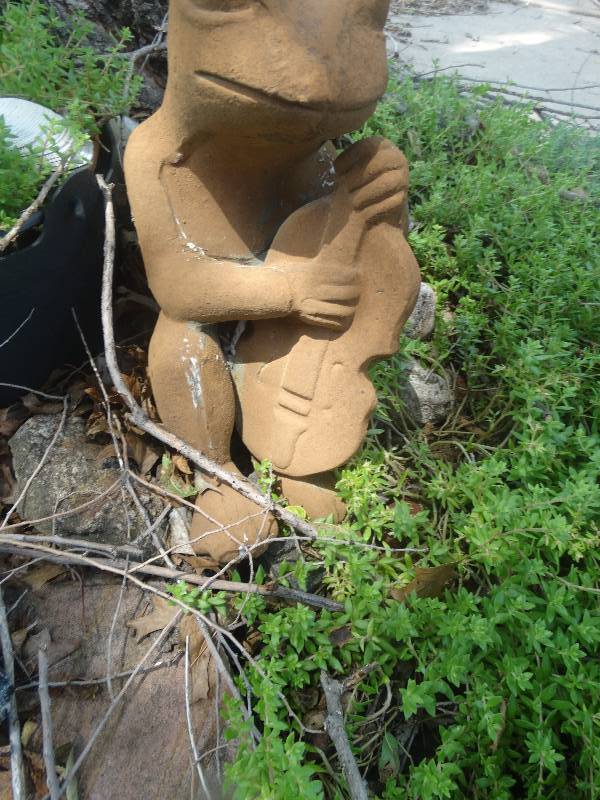 lot 5544 image: Yard decor.