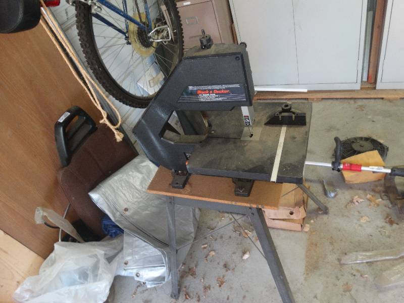 lot 5555 image: Black and Decker 12 ban saw.