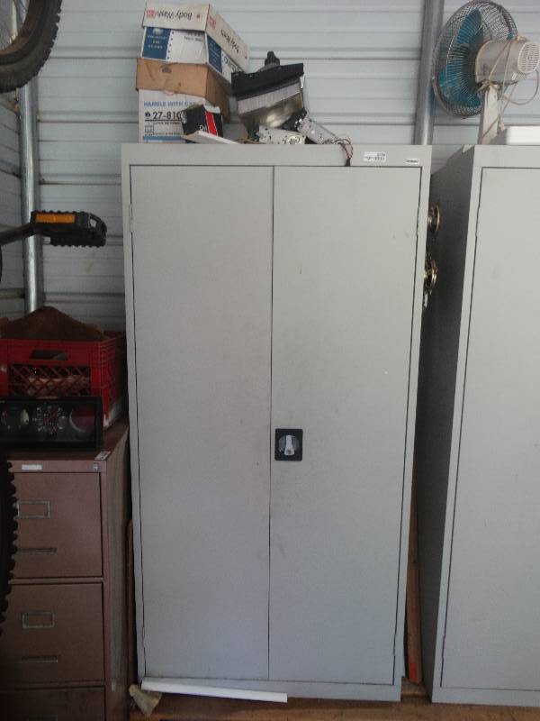 lot 5559 image: Cabinet with contents.