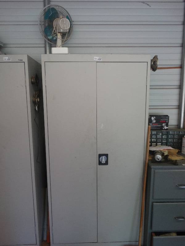 lot 5560 image: Cabinet with contents.