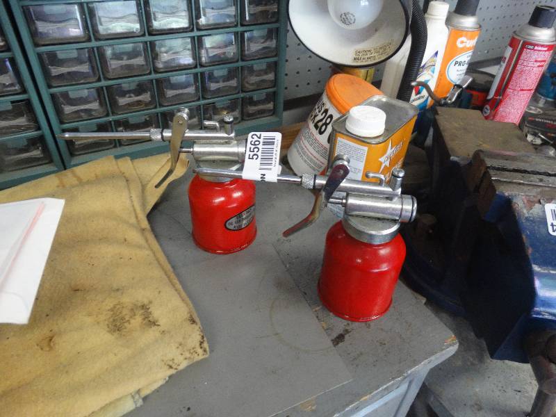 lot 5562 image: Set of 2 Oil gun pressure feed.