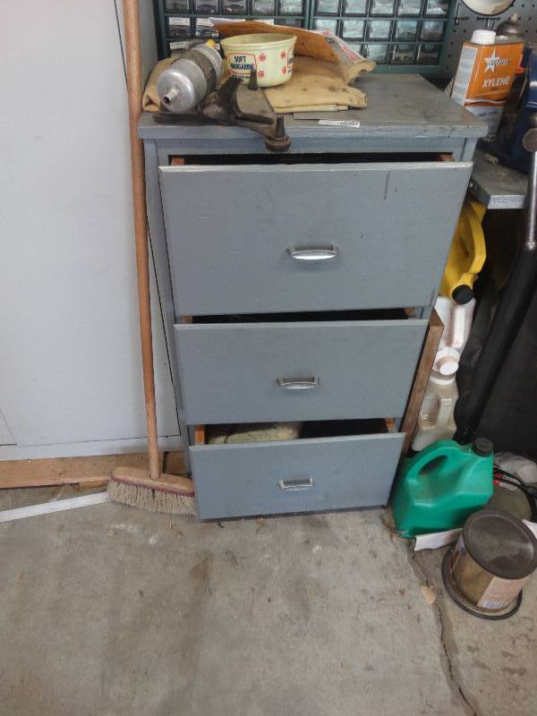 lot 5563 image: Wood 3 drawer cabinet with contents.