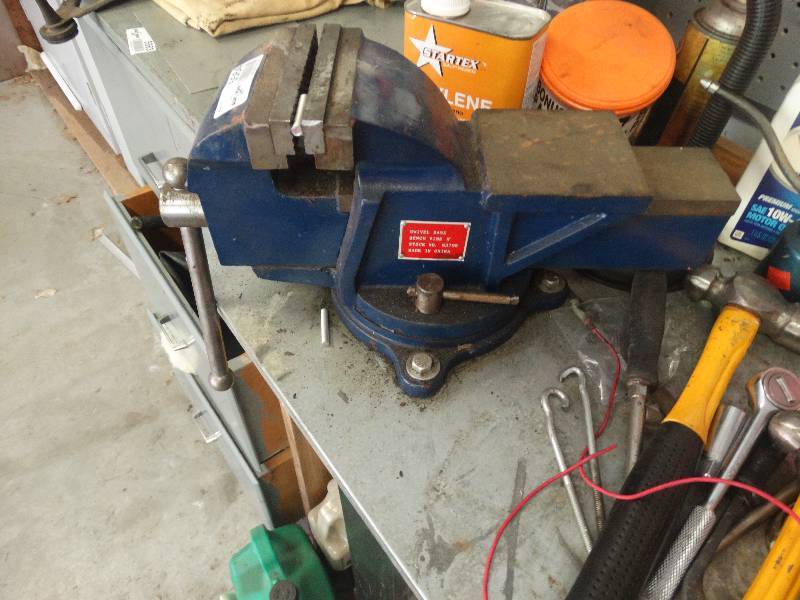 lot 5564 image: Swivel base bench vice.