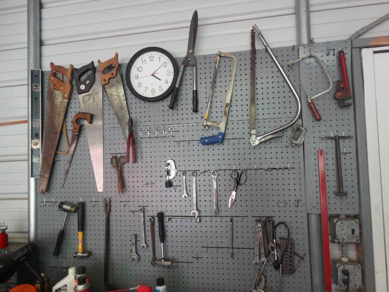 lot 5567 image: Contents on peg board.