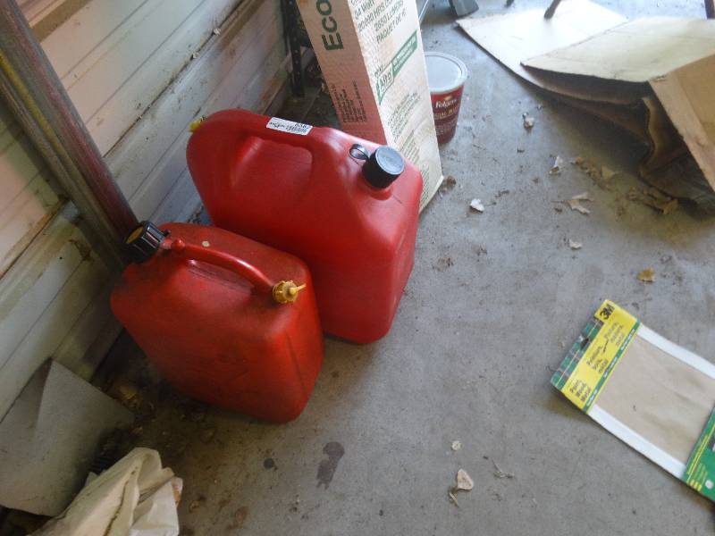 lot 5582 image: 2 Gas cans.