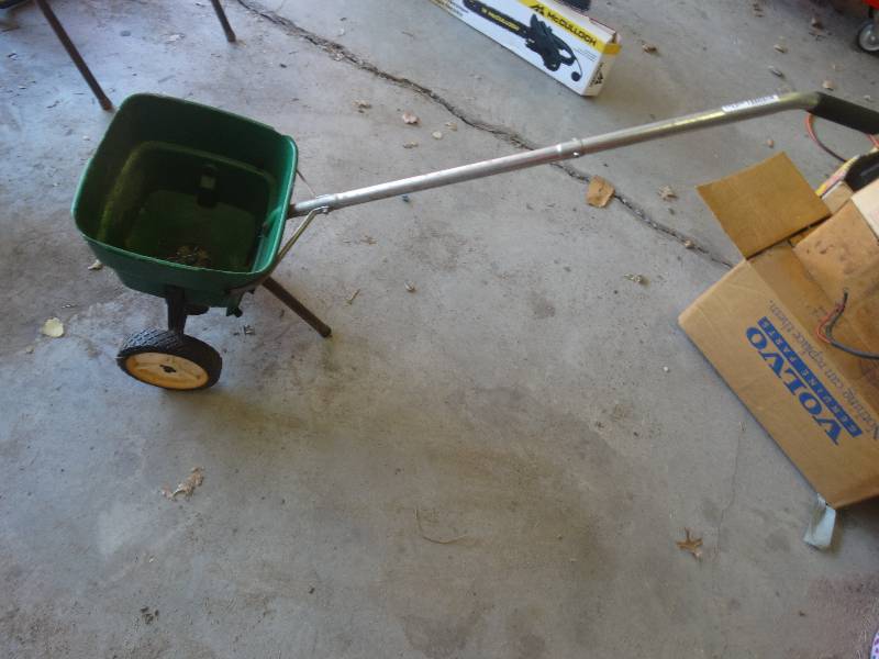 lot 5583 image: Scotts easy green lawn spreader.