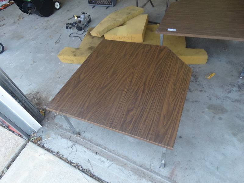 lot 5589 image: 2 small tables.