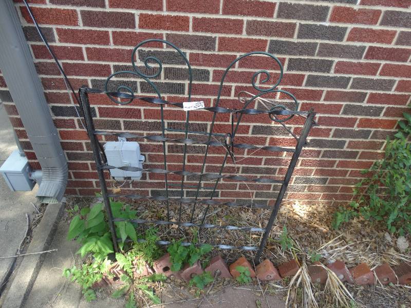 lot 5592 image: Yard decor.