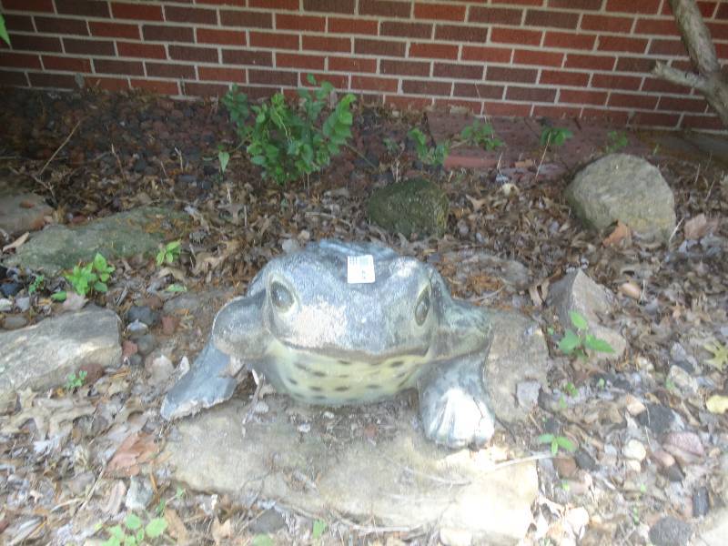 lot 5595 image: Yard decor.
