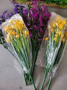 lot 41057 image: Plastic Flower Assortment, Fake Plastic Flowers