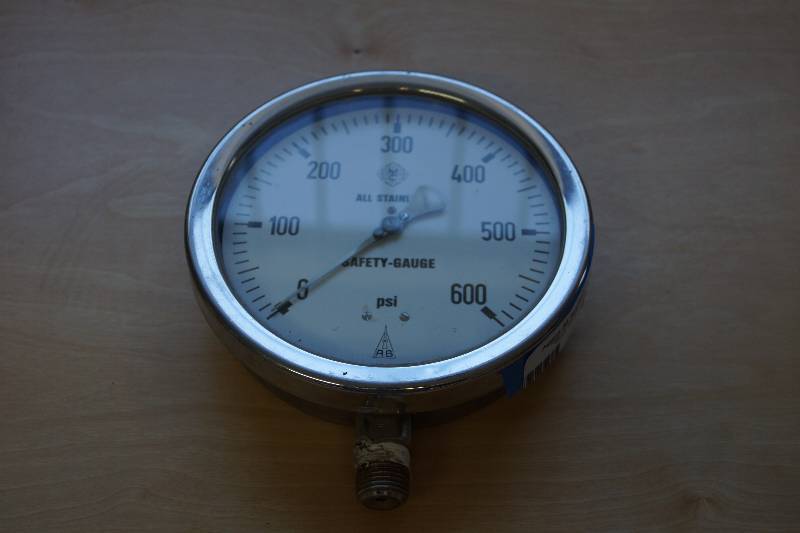 lot 423 image: Large 600 PSI Pressure Gauge
