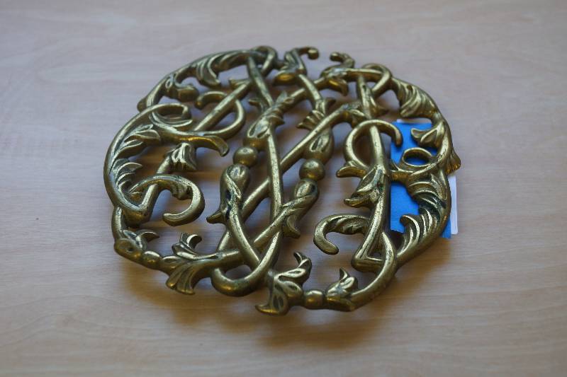 lot 424 image: Colonial Williamsburg 1950 Brass Trivet- Vintage