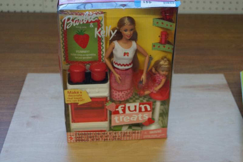 lot 441 image: 2002 Barbie and Kelly- Fun Treats