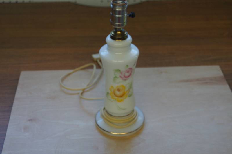 lot 419 image: Very Pretty Vintage Milkglass Vanity Lamp