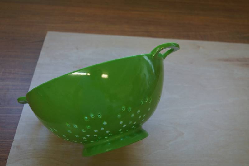 lot 421 image: Green Melamine Collander