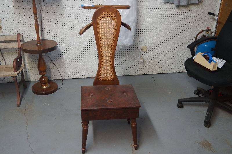 lot 478 image: Vintage Mens Valet-  Bedroom Furniture Piece-  Awesome