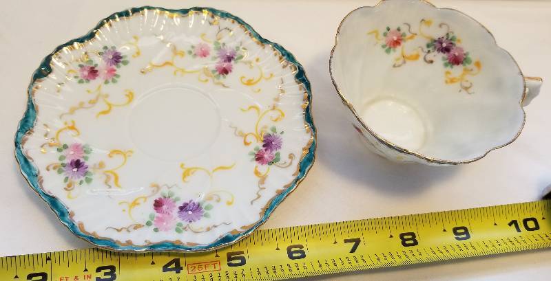 lot 343 image: Pretty Vintage Teacup and Saucer Set