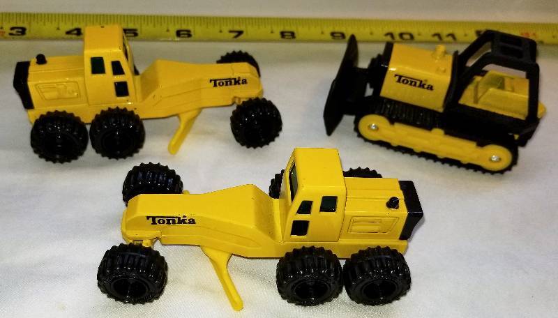 lot 351 image: Lot of 3 Tonka Toys- 2 Graders and 1 Bulldozer