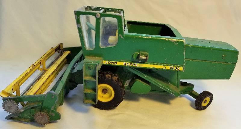 lot 354 image: John Deere  6300 Combine- Metal