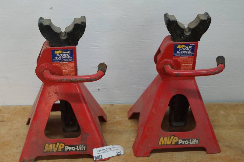 lot 22 image: Set of 3 Ton Jack Stands