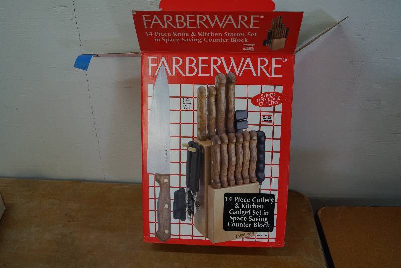 lot 33 image: 14 Piece Cutlery Set- Appears New