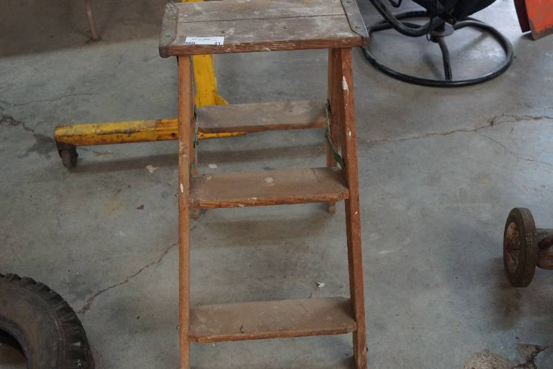 lot 41 image: Folding 29 inch Wooden Step Stool
