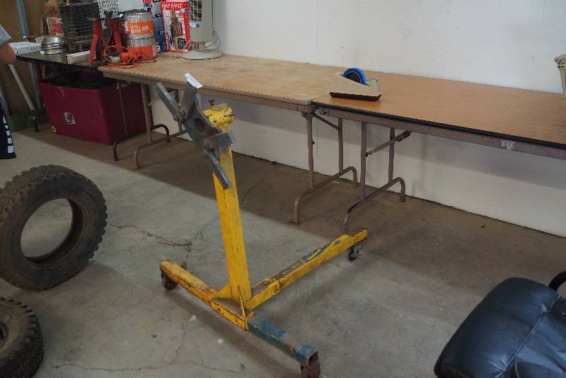 lot 42 image: Motor- Engine Stand On Wheels