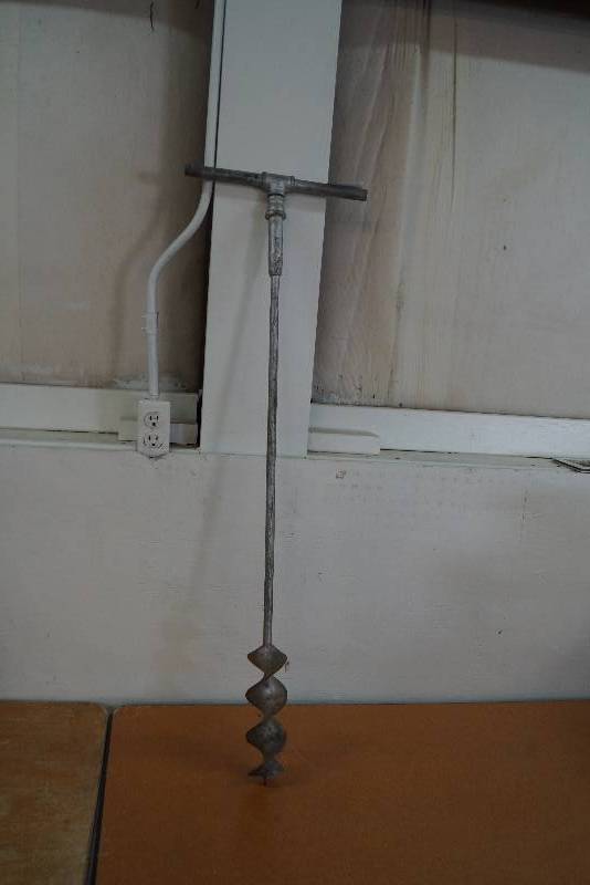 lot 50 image: Manual Auger- Twist and Turn   T-Handle