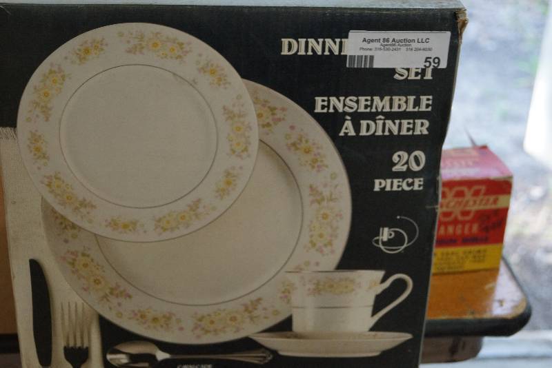 lot 59 image: Fine China  20 Piece Dinnerware Set- UnopenedNEW