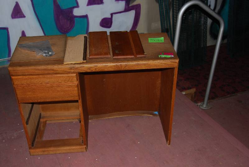 lot 9042 image: Wood Desk only one drawer