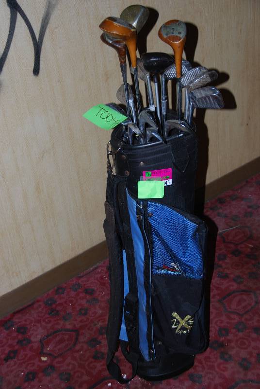 lot 9045 image: Golf clubs w bag