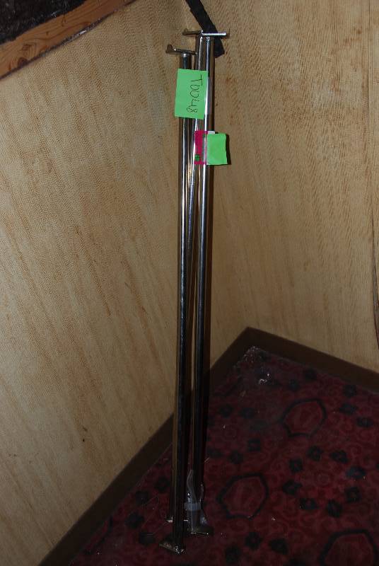lot 9046 image: Extendable clothes closet rods x 3
