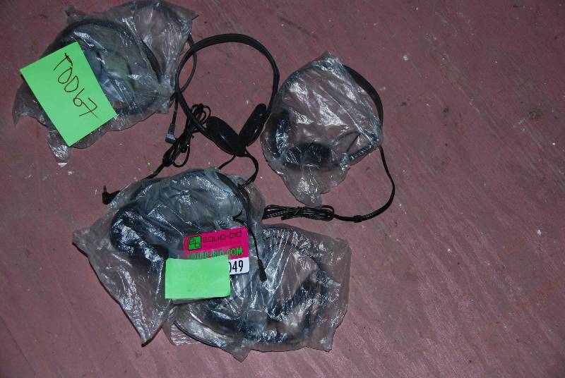 lot 9049 image: 8 Headphones 14 stereo jack - still wrapped