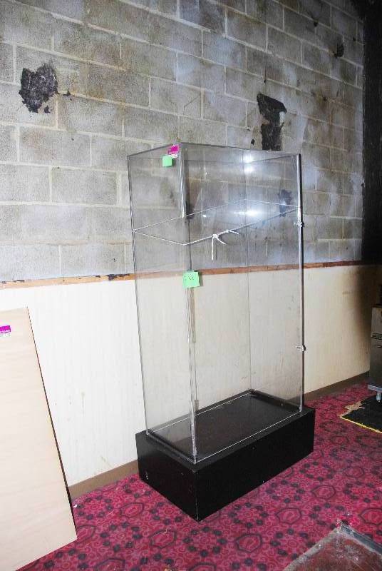 lot 9025 image: Large Plexiglass Display Case w Base