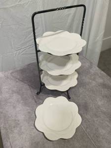 lot 47901 image: 3 Tier Plate Holder