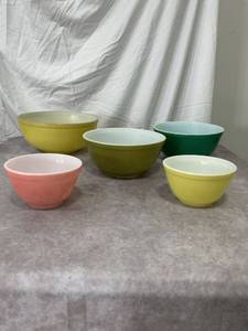 lot 47959 image: Vintage Pyrex Mixing Bowls Set of 5
