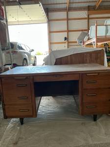 lot 47964 image: Jackson Desk Company 6 Drawer Solid Wood Vintage Executive Desk