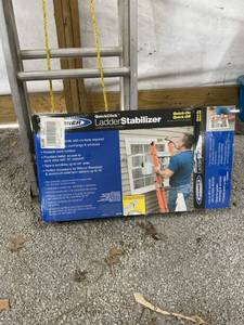 lot 47975 image: Werner Quick Click Ladder Stabilizer